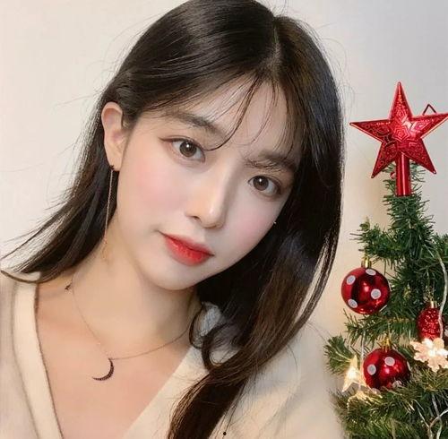 抖音网红美女吃瓜图片,抖音网红美女的吃瓜瞬间，美艳绝伦引网友热议！”