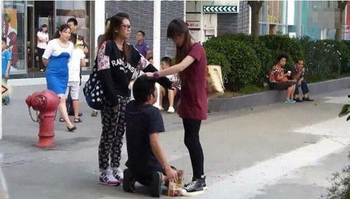 广州女网红跪地吃瓜事件